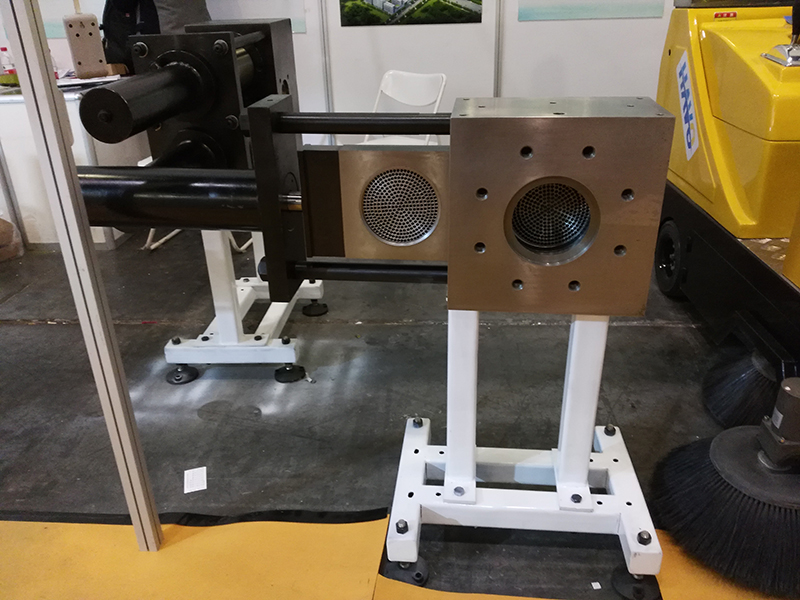 擠出機換網器廠家淺談擠出機液壓換網器保養小技巧？